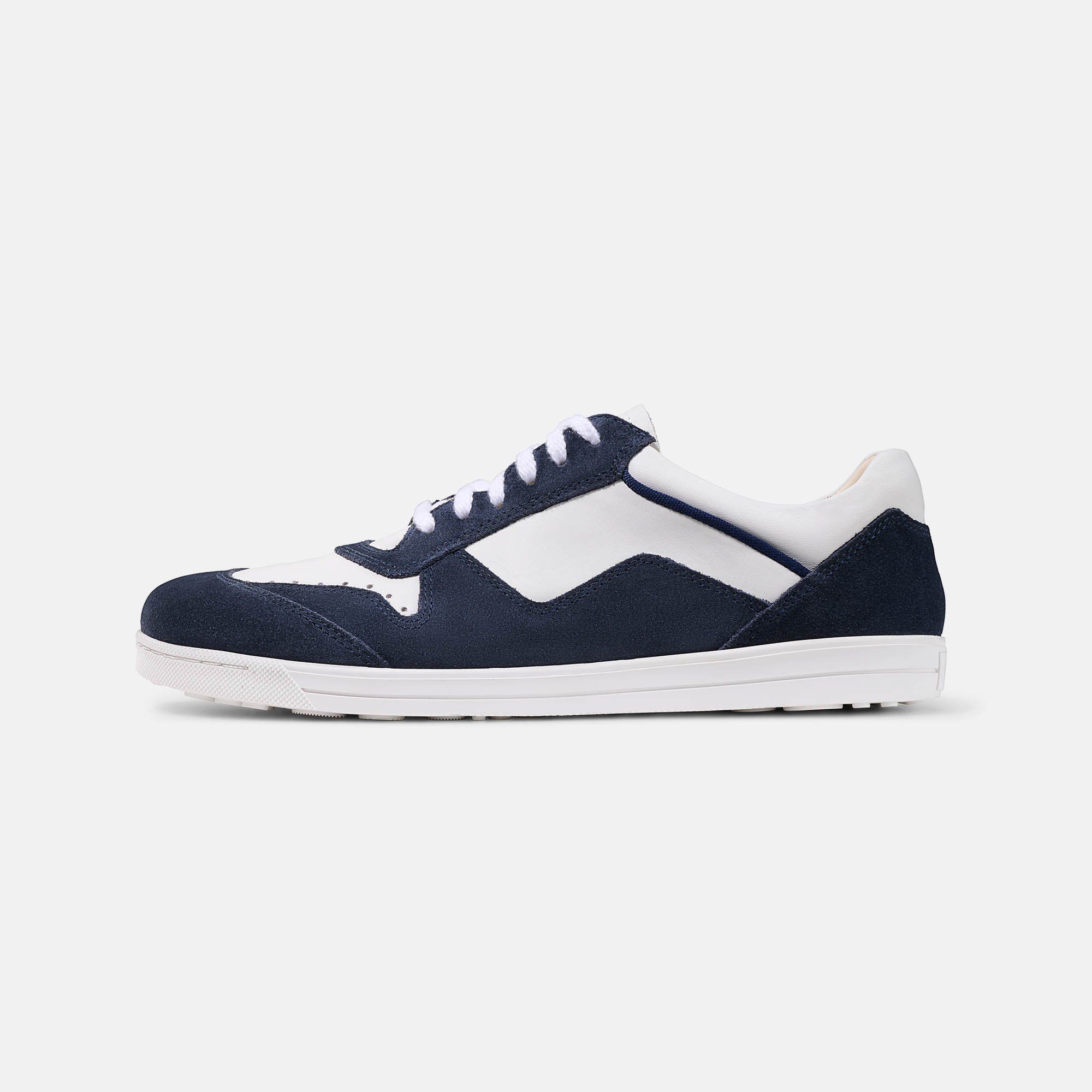 Blauer und weißer Schnürschuh. Obermaterial aus Leder und Wildleder. Weiße Schnürsenkel und Sohle.