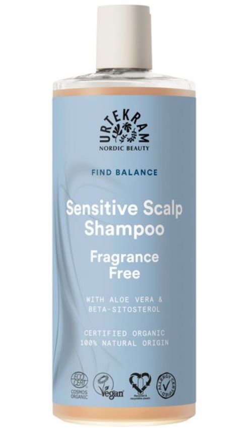 Flasche Shampoo. Hellblauer Hintergrund. Aufschrift: Sensitive Scalp Shampoo, Fragrance Free. Zertifizierungen: Cosmos Organic, Vegan.