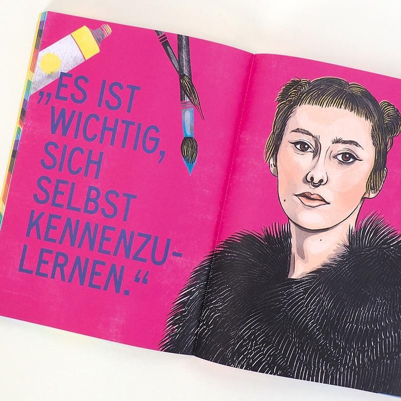 Buchseite mit Illustration einer Frau mit Duttfrisuren und Text. Text in blauer Schrift auf pinkem Hintergrund.