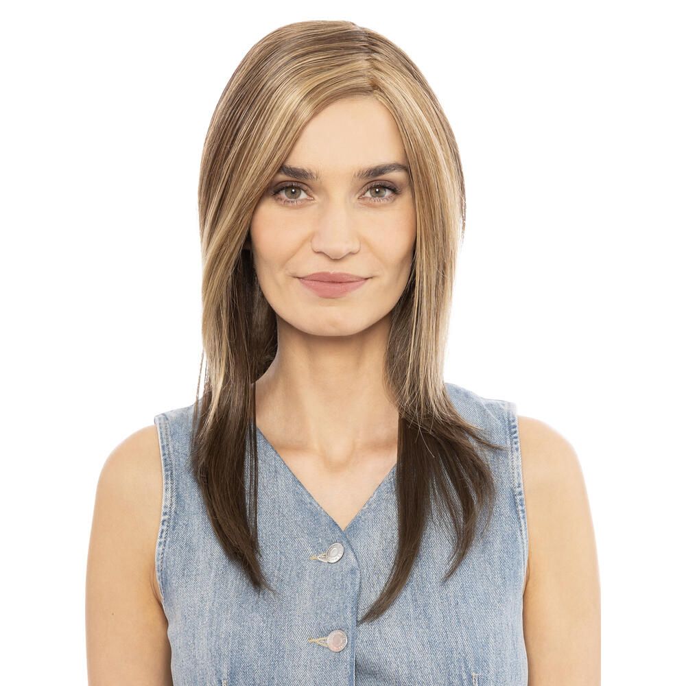 Perücke mit braunen und blonden Strähnen. Mittellange, glatte Haare. Frontale Ansicht einer Frau.