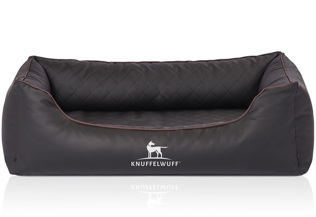 Hundebett in Schwarz mit gesteppter Oberfläche und braunen Rändern. Das Logo "Knuffelwuff" ist sichtbar.