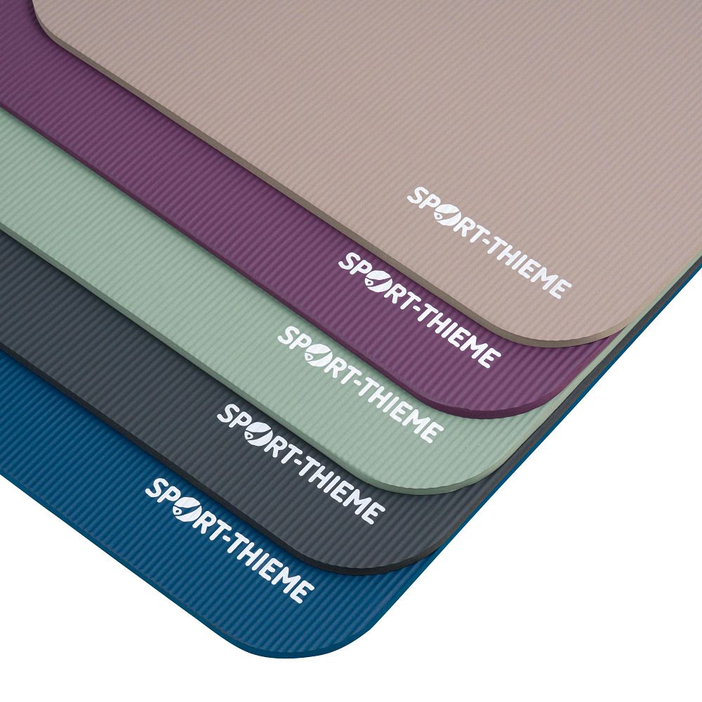 Gestapelte Fitnessmatten in verschiedenen Farben. Schriftzug SPORT-THIEME.