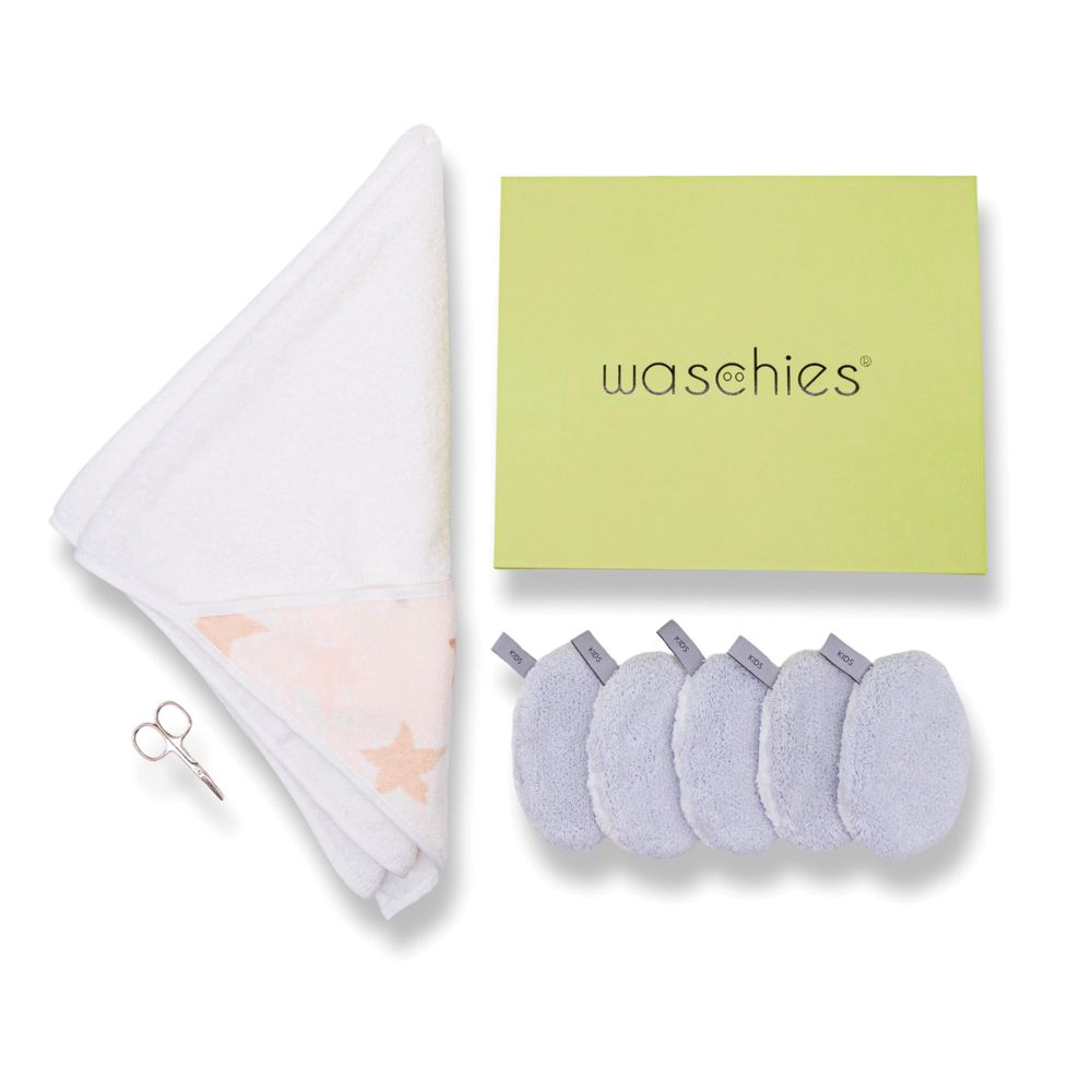 Baby-Bad-Set mit Handtuch, Waschlappen, Nagelschere und grüner Box. Aufschrift: waschies. Handtuch mit Sternenmuster.