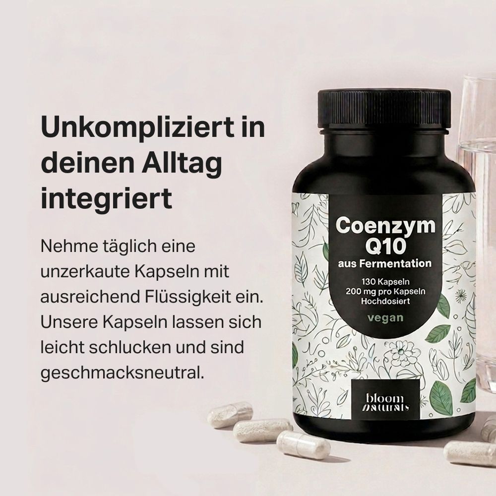 Dose Coenzym Q10 neben verschütteten Kapseln und Glas Wasser. "Unkompliziert in deinen Alltag integriert".