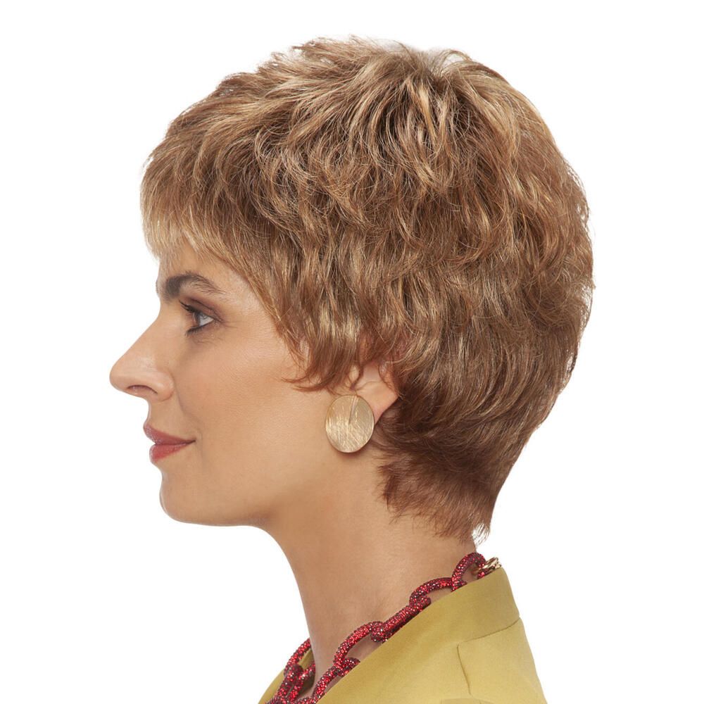 Kurzhaarperücke, blond-braun, Profilansicht. Frau mit Ohrringen und roter Halskette. Auf hellem Hintergrund.