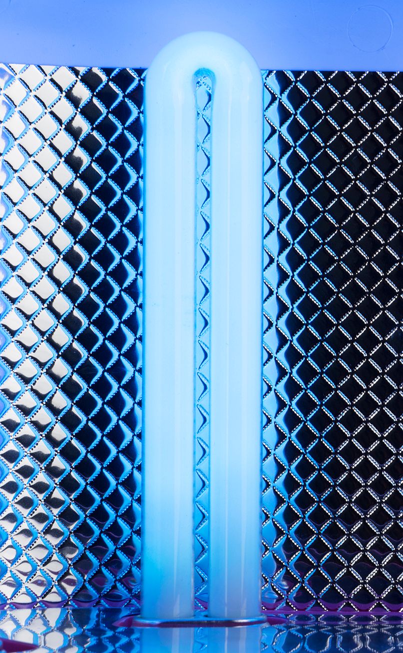 Nahaufnahme einer U-förmigen UV-Lampe mit blauer Beleuchtung.