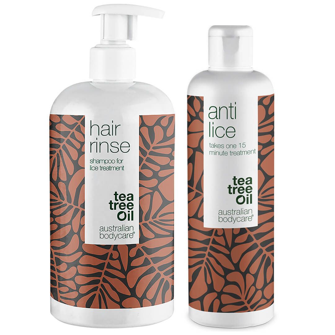 Due flaconi con etichette. Uno con "hair rinse", l'altro con "anti lice". Entrambi con "tea tree Oil" e "australian bodycare".