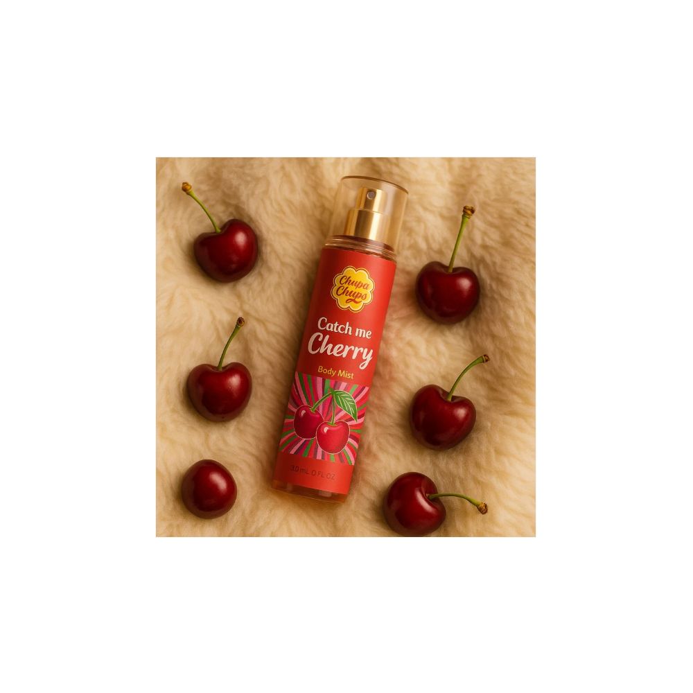 Rote Sprühflasche mit "Catch me Cherry"-Etikett, umgeben von Kirschen auf beigem Hintergrund.