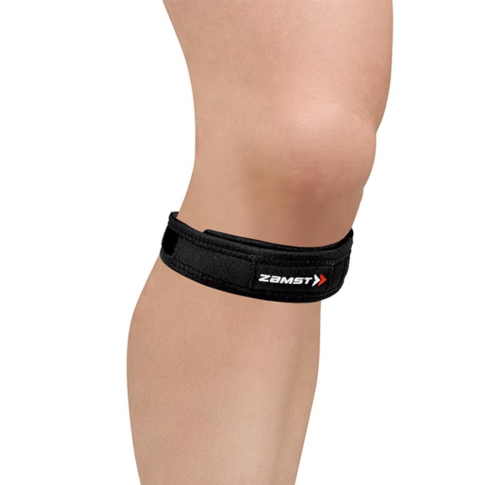 Schwarzes JK Patella-Band am Knie. Das Band umschließt die Kniescheibe. ZAMST-Logo sichtbar.