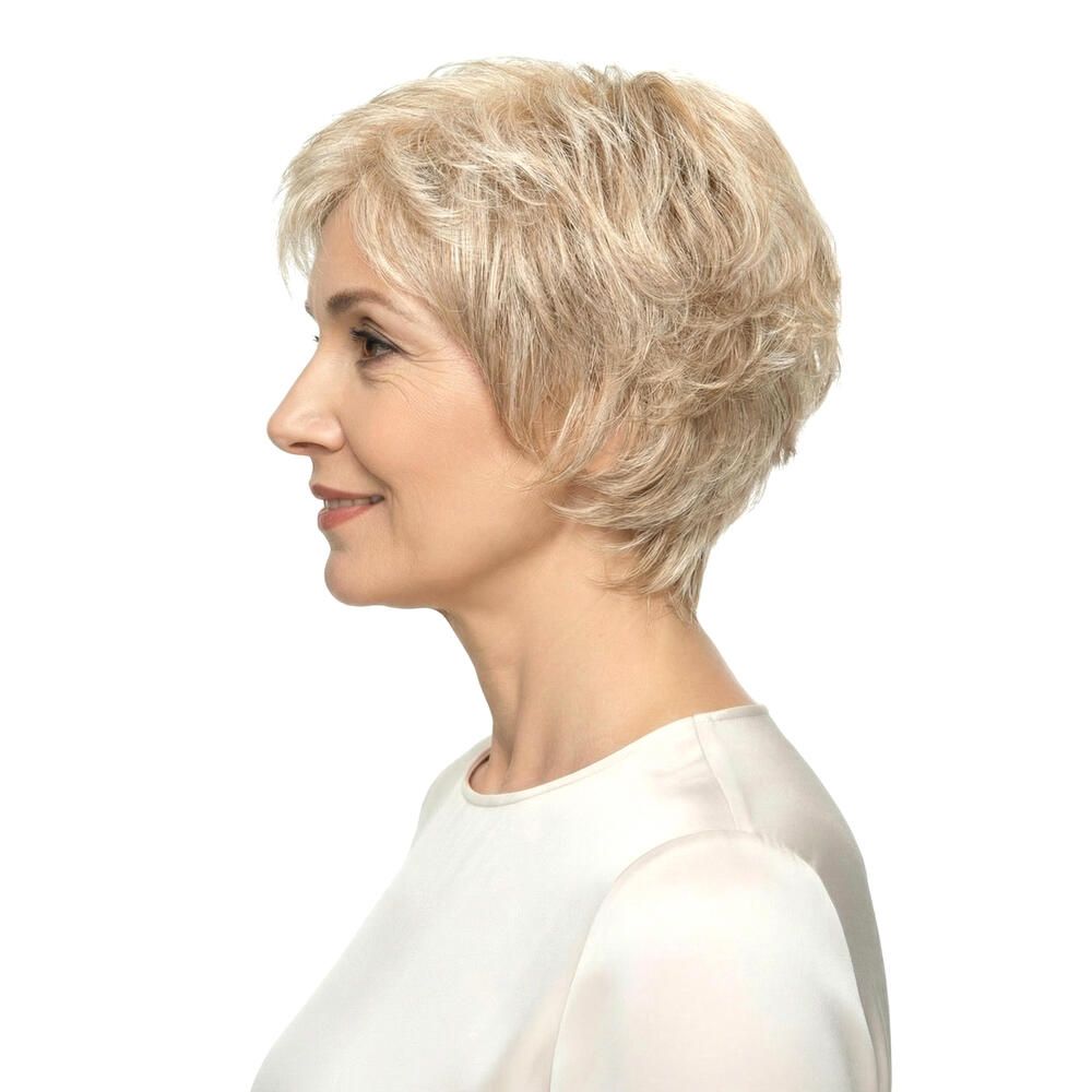 Kurzhaarperücke, blond, DELUXE BREMEN. Frau, Seitenansicht. Helles Haar, kurze Frisur, weißes Oberteil.