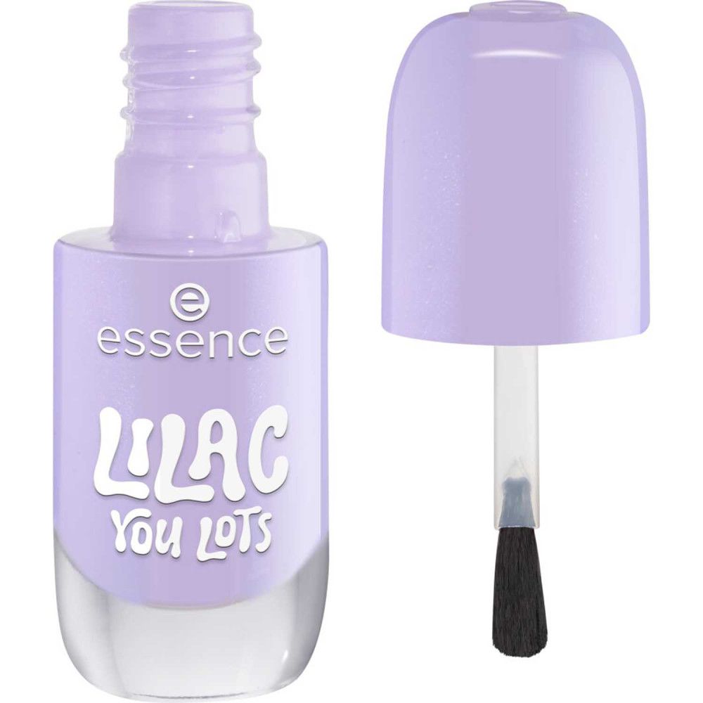 Flasche Nagellack, geöffnet, mit Pinsel. Fliederfarbener Lack, Schriftzug "LILAC YOU LOTS". Marke: essence.