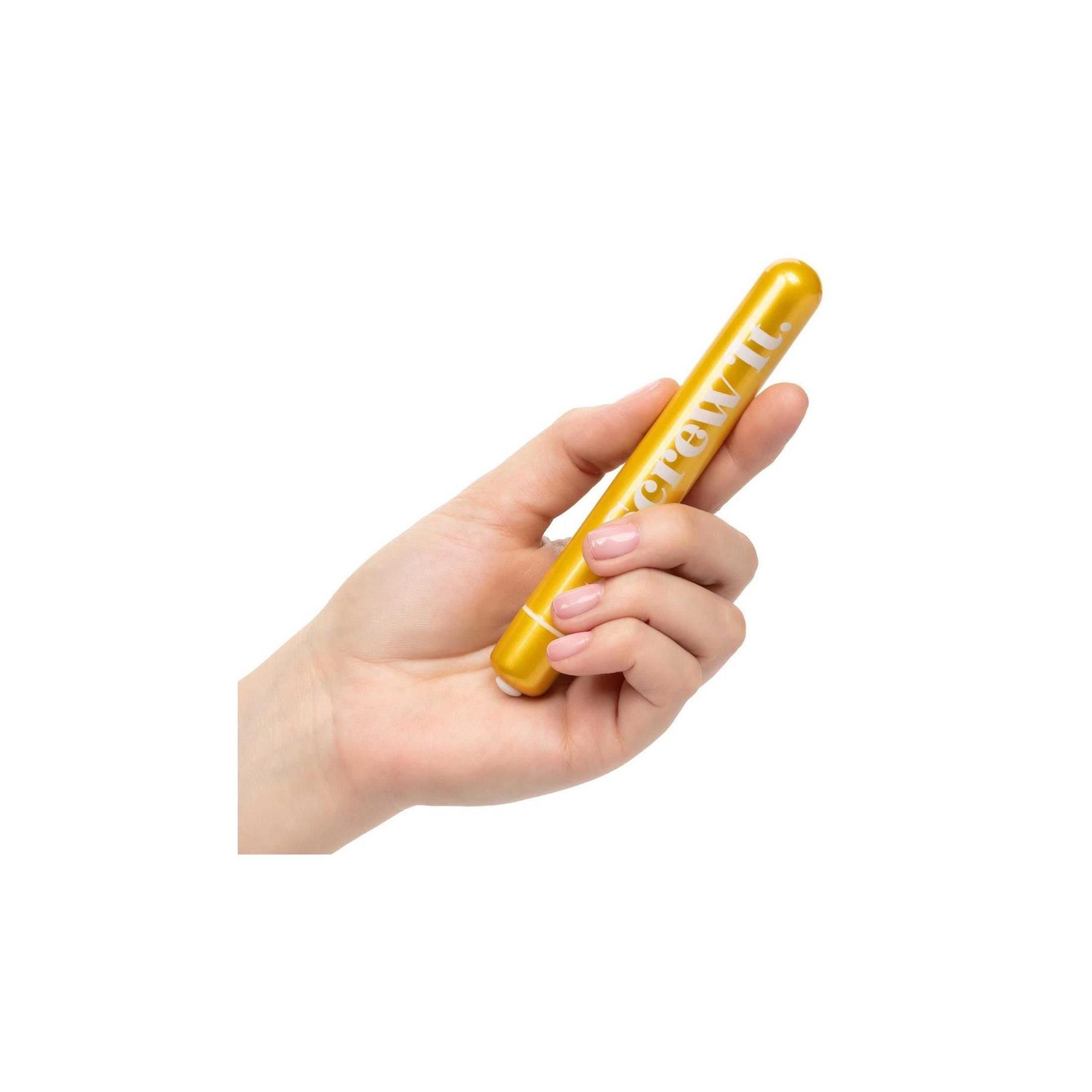 Gelber Vibrator in einer Hand gehalten. Aufschrift "Screw It". Zylindrische Form.