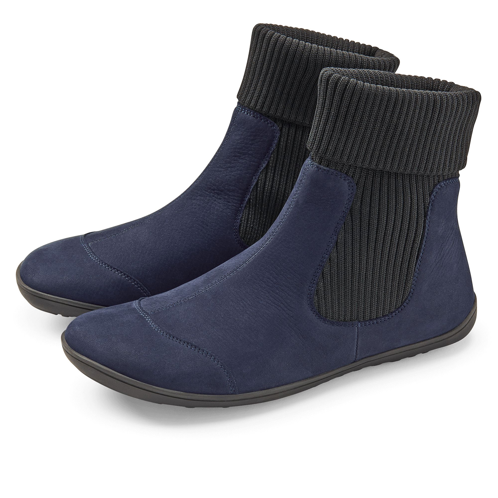Dunkelblaue Damen-Stiefeletten mit breiter Passform, geripptem Schaft und Wildleder-Obermaterial.