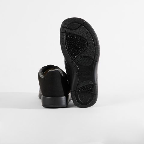 Schwarze Sandalen mit Klettverschluss.