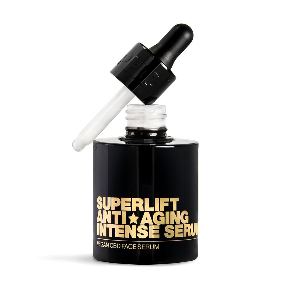 Schwarze Serumflasche mit goldfarbenem Text: Superlift Anti-Aging Intense Serum. Vegan CBD Face Serum. Geöffnet mit Pipette.