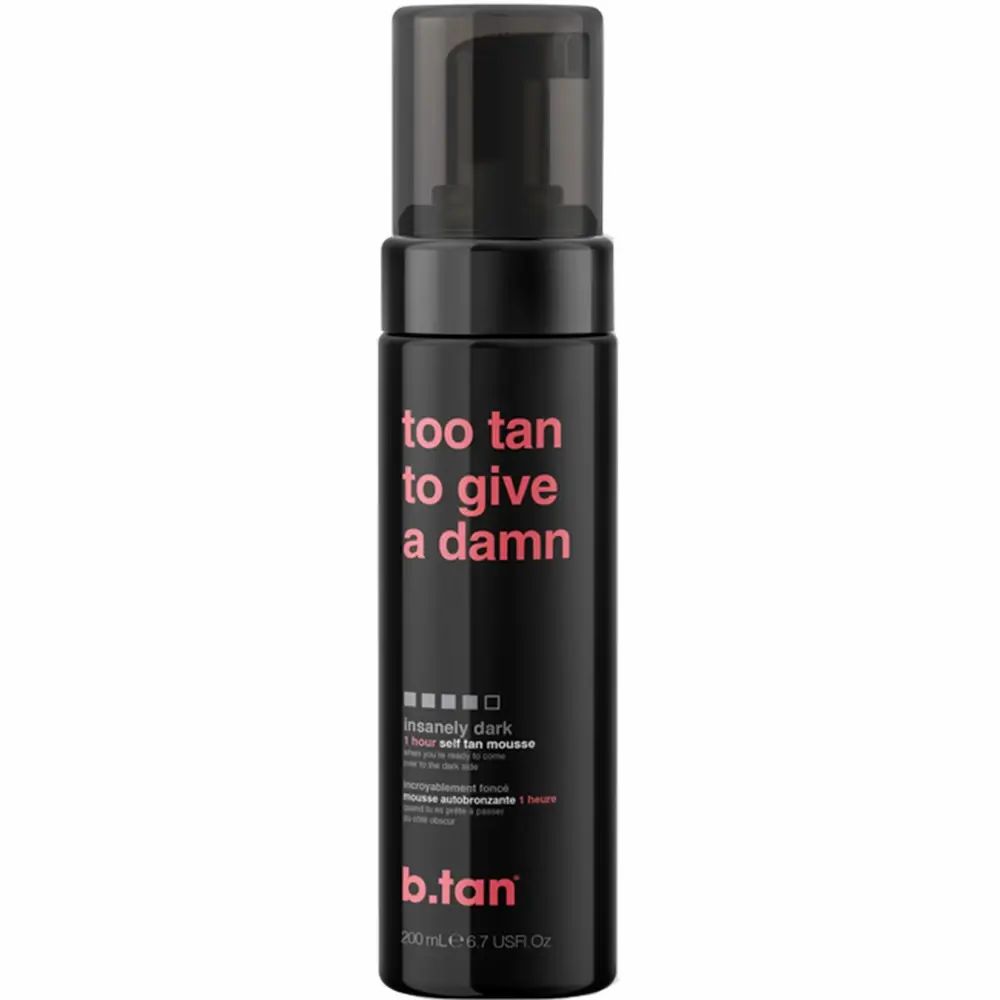 Schwarze Flasche mit Aufschrift "too tan to give a damn". Produktname und weitere Informationen sind auf der Flasche zu sehen.