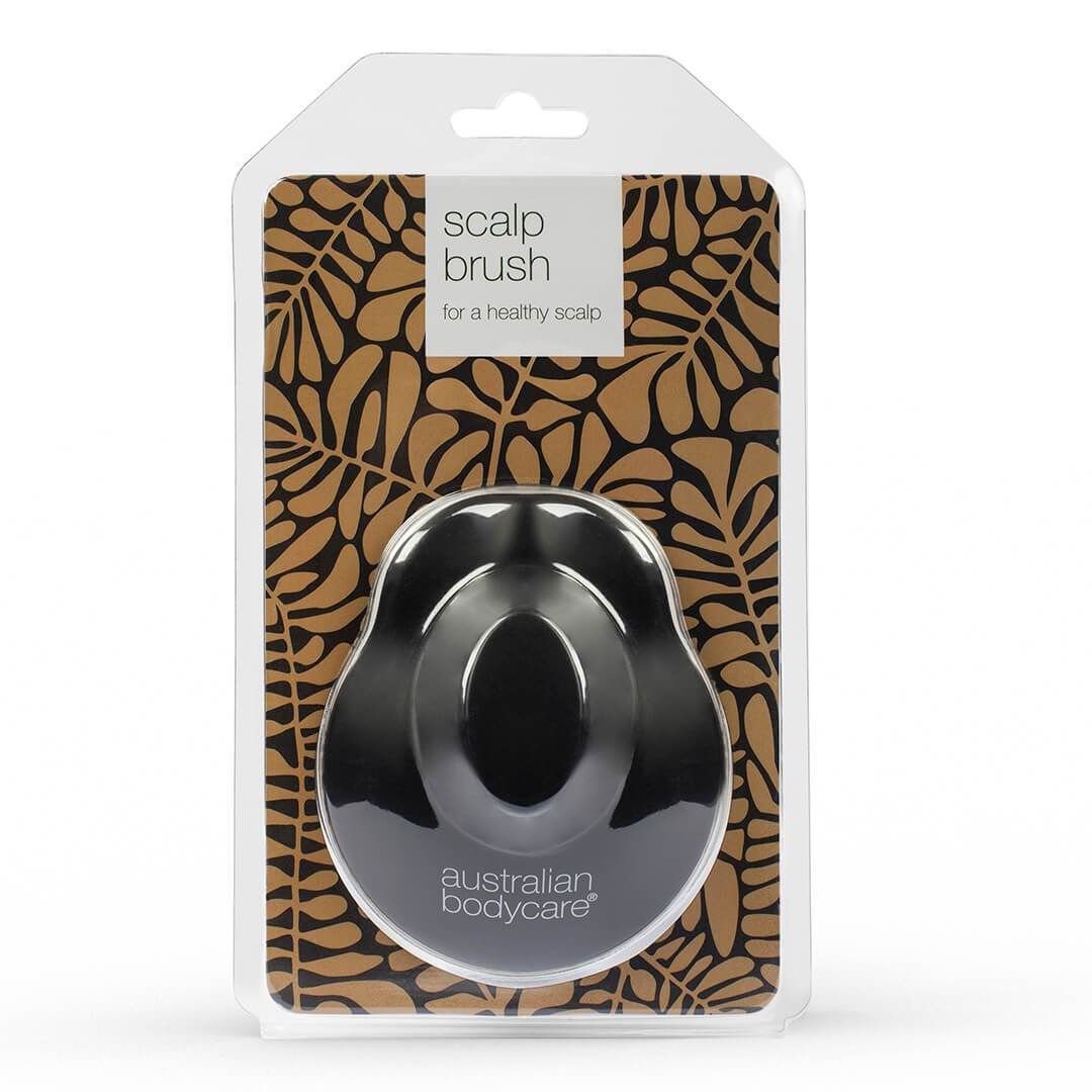 Kopfmassagebürste in Verpackung. Klare Kunststoffverpackung. Aufdruck: Australian Bodycare, Scalp Brush.