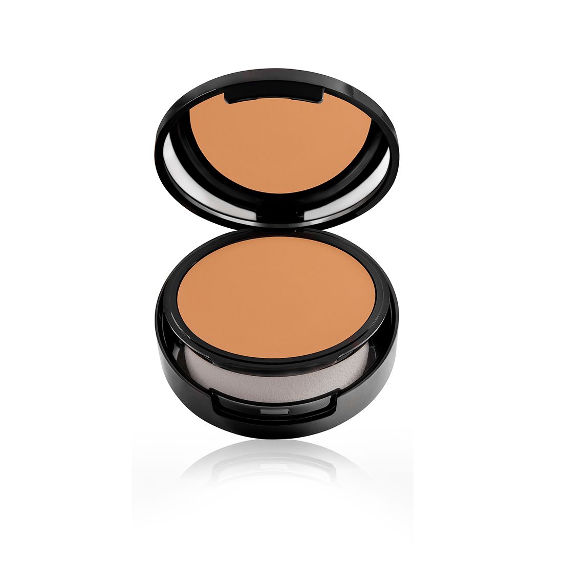 Kompakt-Foundation, geöffnet. Runde, schwarze Hülle mit Spiegel und Schwamm. Hellbraune Foundation.
