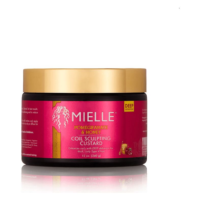 Runde Dose mit goldfarbenem Deckel. Aufschrift: Mielle, Granatapfel & Honig, Coil Sculpting Custard. Roter Hintergrund.