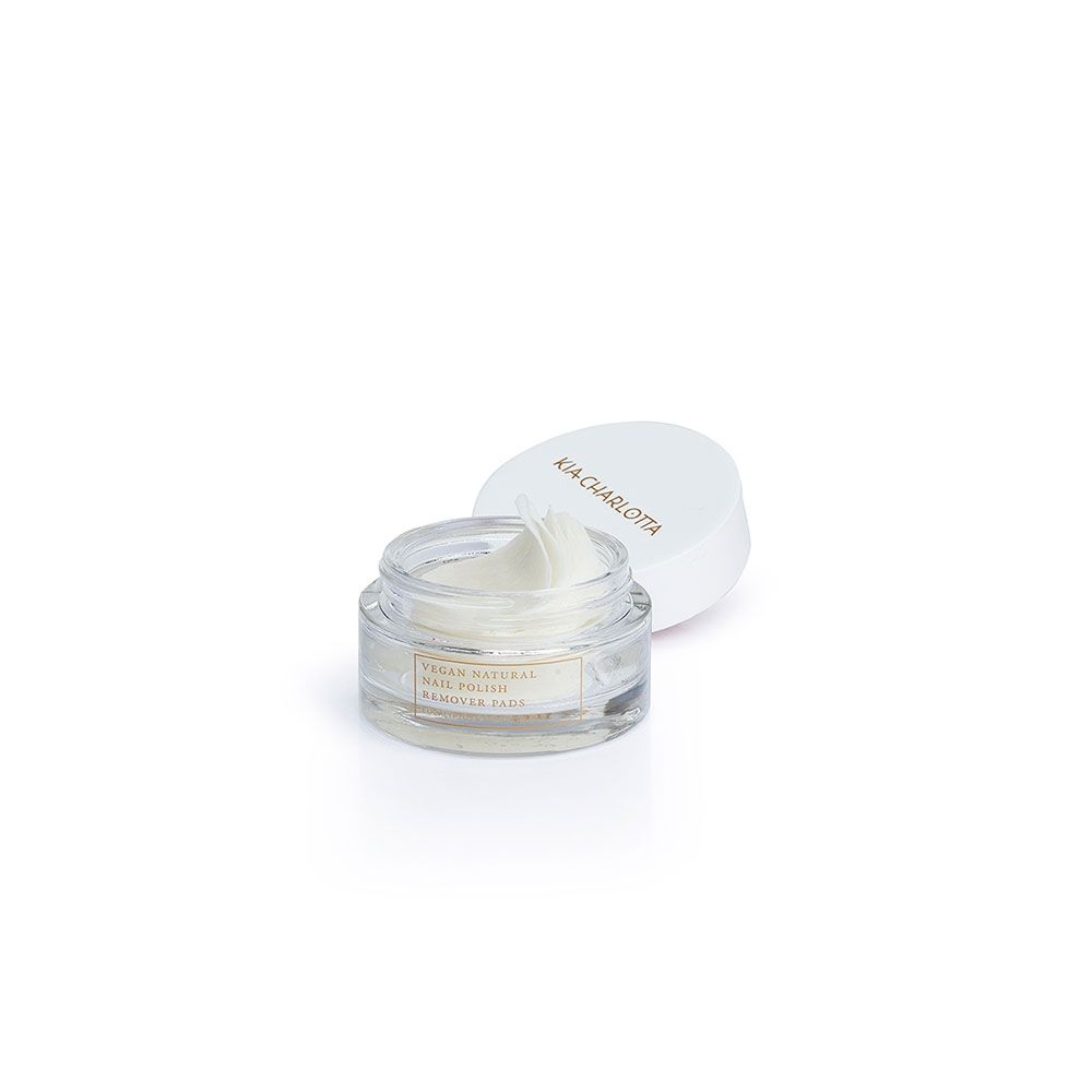Glas mit KIA-CHARLOTTA Nagellackentferner Pads. Deckel daneben. Aufschrift: CREAM NATURAL NAIL POLISH REMOVER PADS.