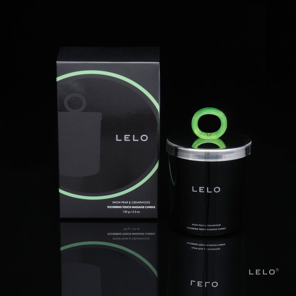 Schwarze Verpackung und Dose mit grünem Griff. Aufschrift: LELO. Text: Schnee Birne & Zedernholz, FUCKING TOUCH MASSAGE CANDLE.