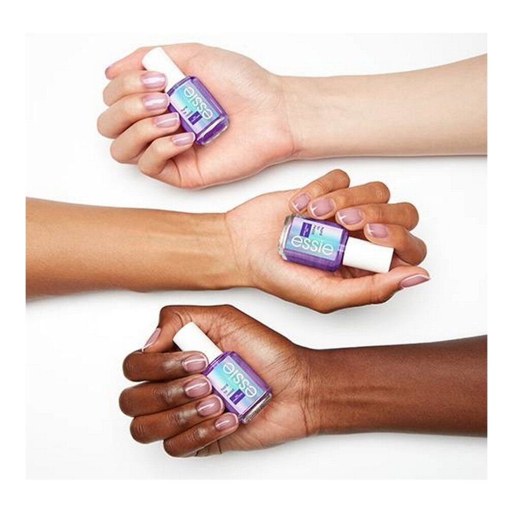 Drei Hände halten je eine Flasche Essie Hard to Resist Nagelhärter. Unterschiedliche Hauttöne. Nägel mit Produkt beschichtet.