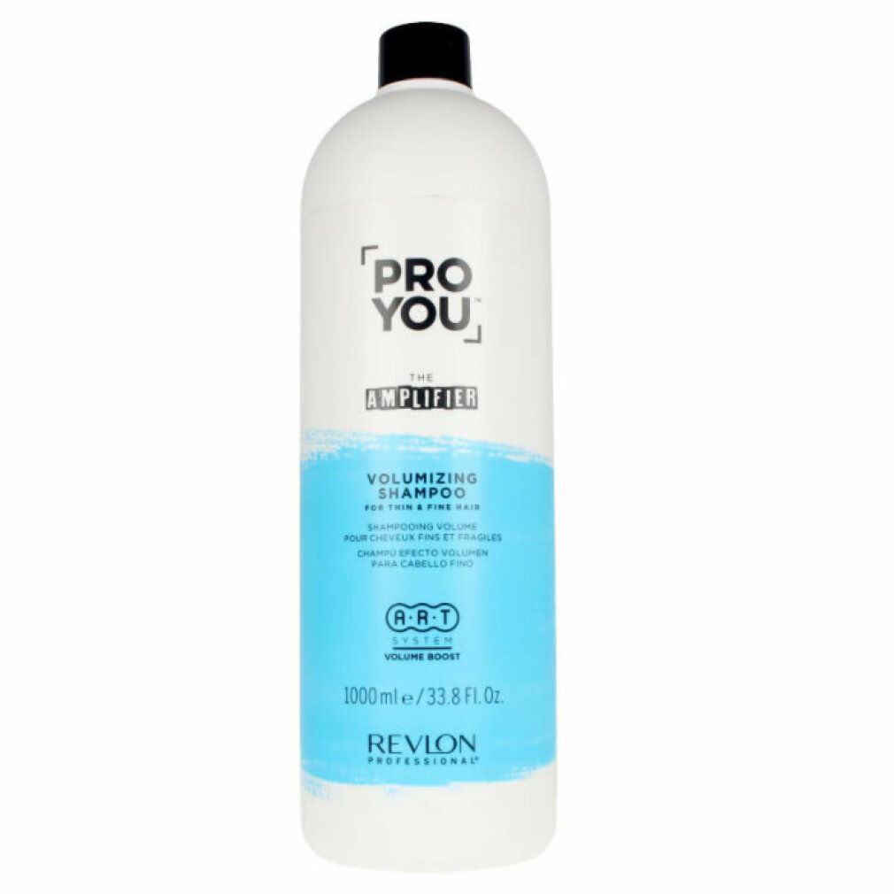 Weiße Flasche mit schwarzem Deckel. Aufschrift: Pro You The Amplifier Volumizing Shampoo. Blaue und weiße Etiketten. Revlon Professional.