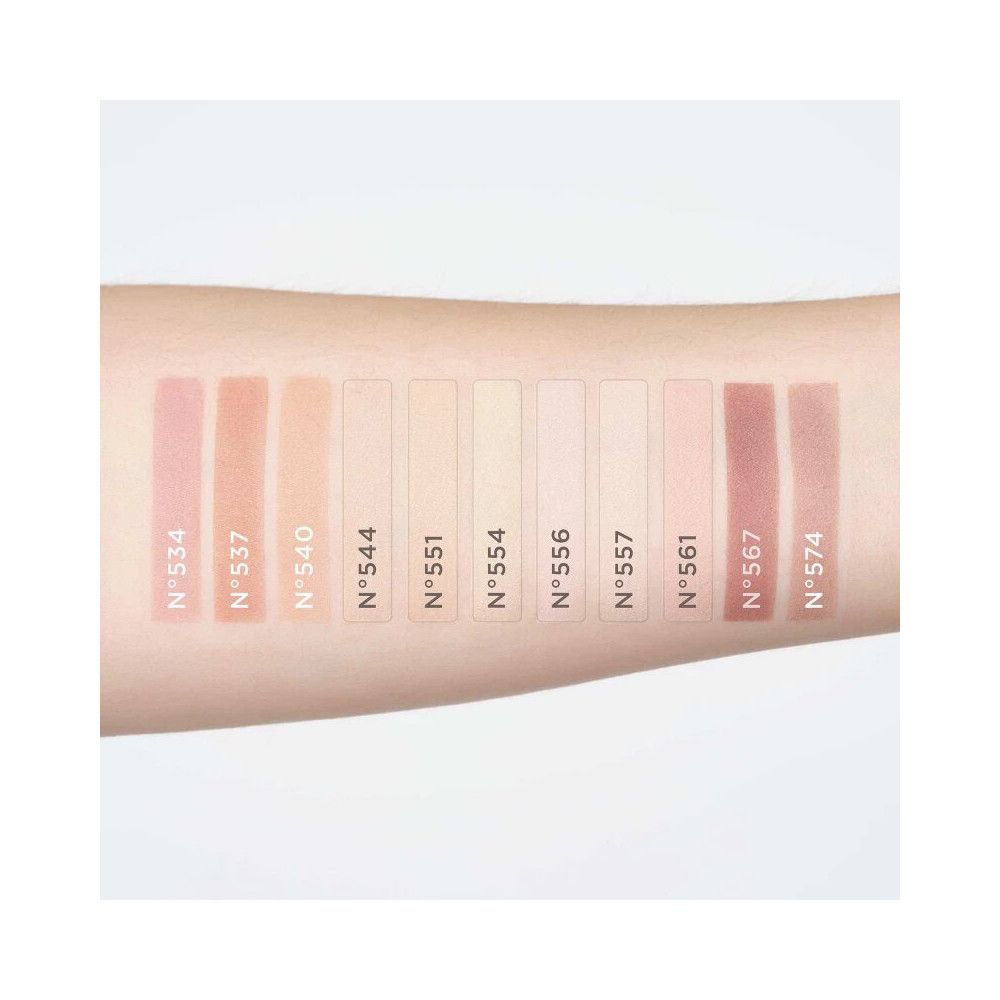 Arm mit Farbmustern von Artdeco Lidschatten. Verschiedene Farbtöne in Streifen auf der Haut. Farbnummern sind sichtbar.