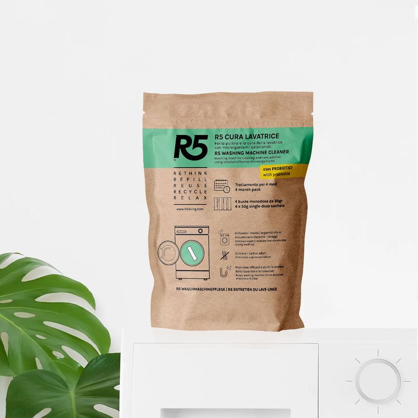 Brauner Beutel mit grünem Streifen und Aufschrift R5 Cura Lavatrice. Waschmaschinen-Symbol. Aufschrift: R5 Washing Machine Cleaner.
