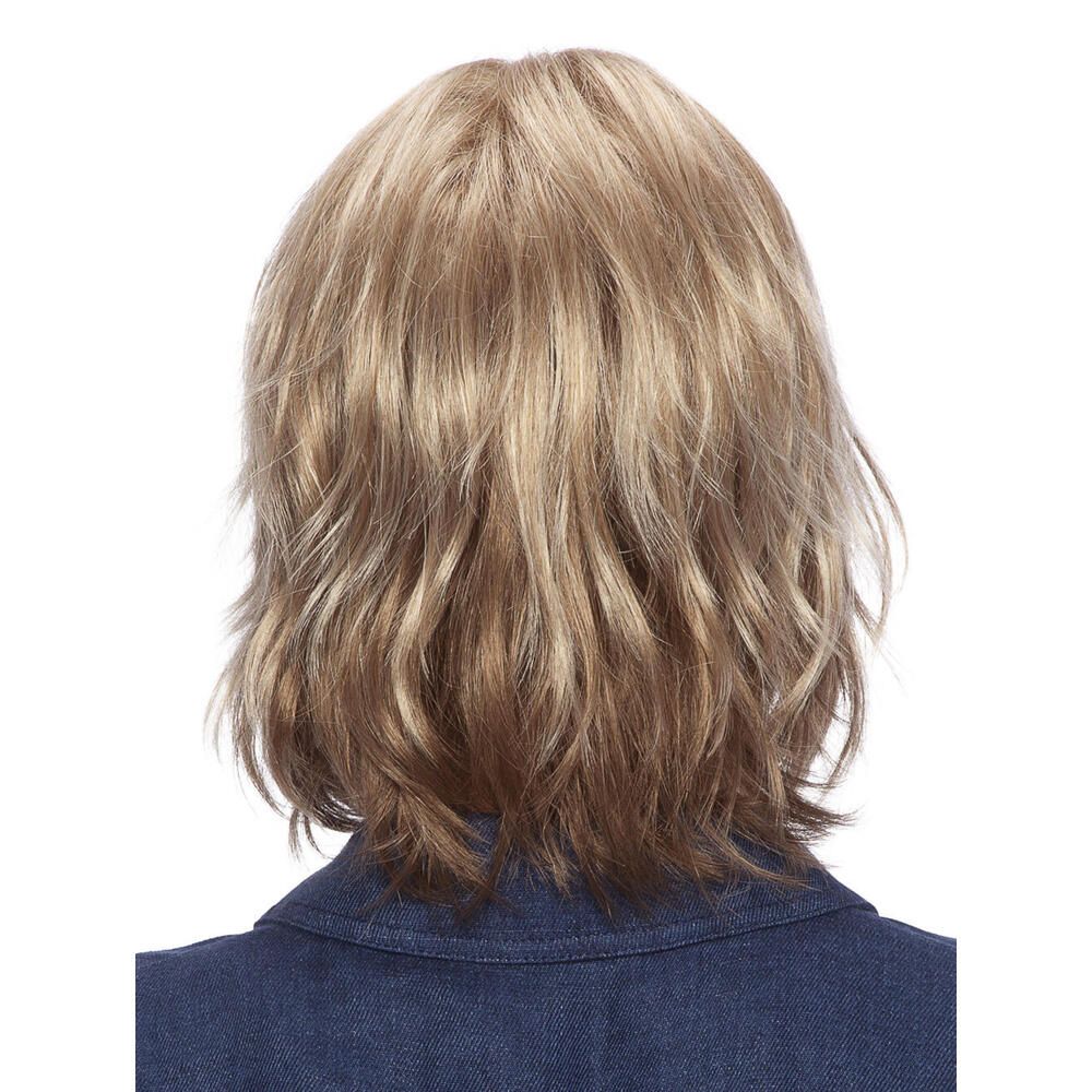 Perücke Pippa von trendhair. Blondes Haar mit Pony, schulterlang. Rückansicht einer Frau mit Perücke.