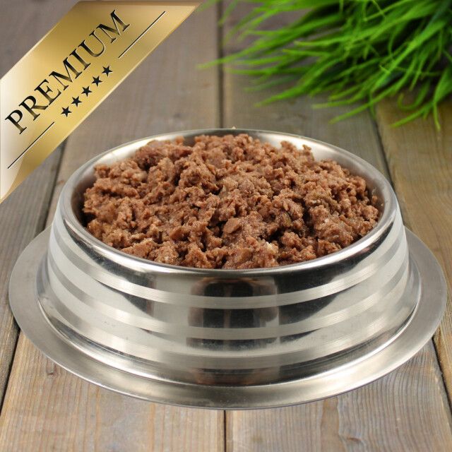 Hundefutter in einer Edelstahlschüssel. Goldene Auszeichnung: Premium.