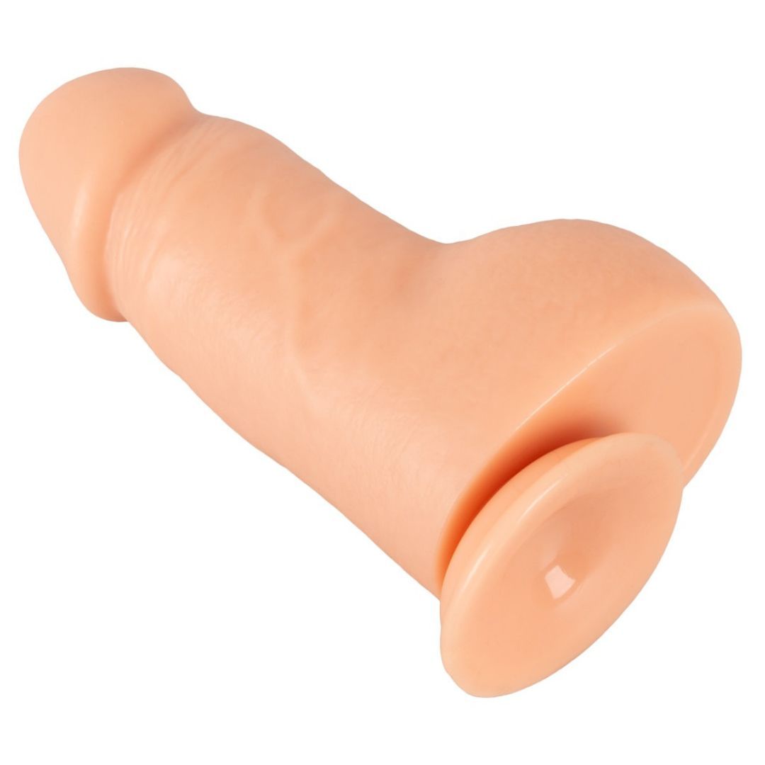 Beigefarbener Dildo mit Saugnapf. Liegend, mit realistischer Textur.