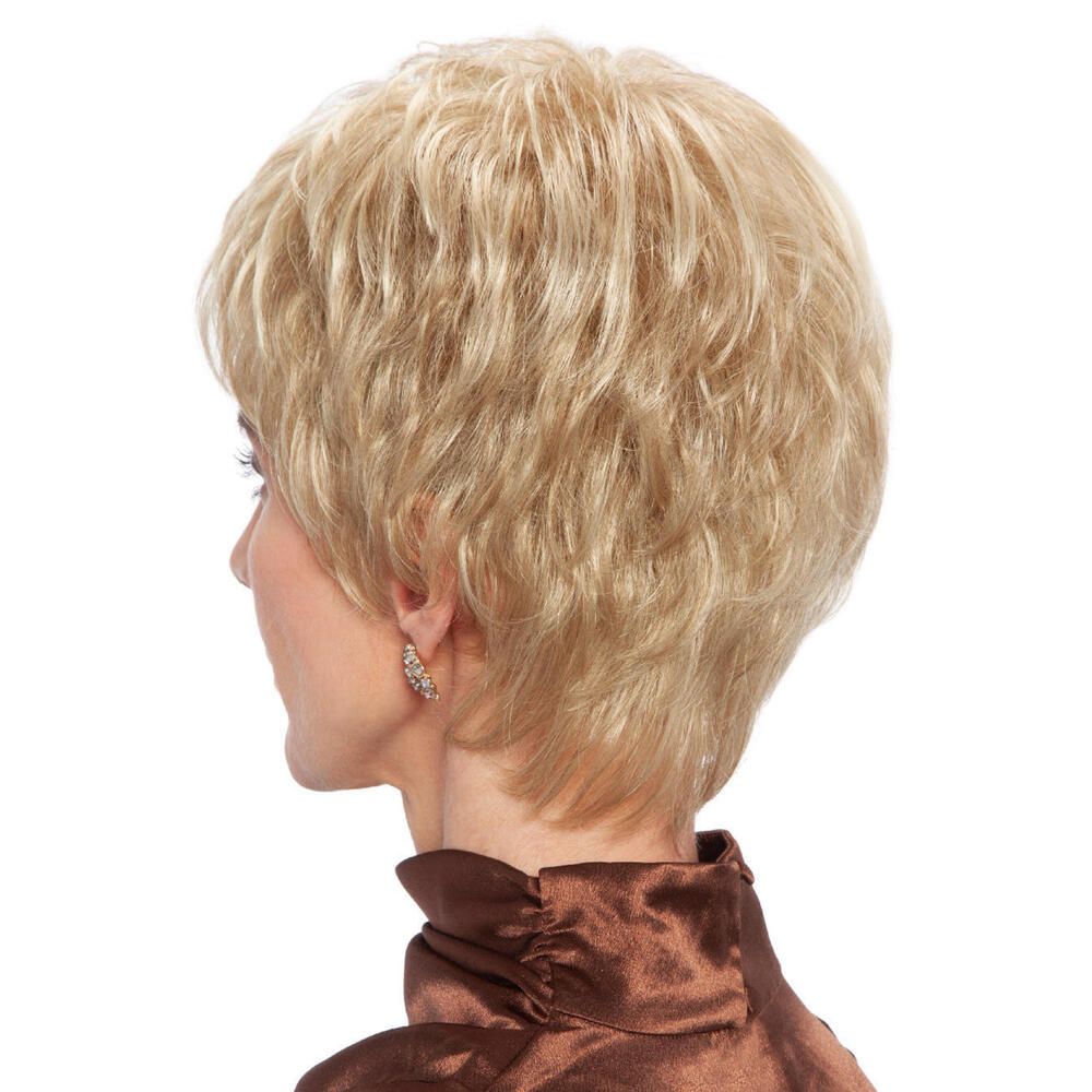 Blond gefärbte Perücke. Kurzer, gestufter Schnitt. Frau mit brauner Bluse. Rückansicht.