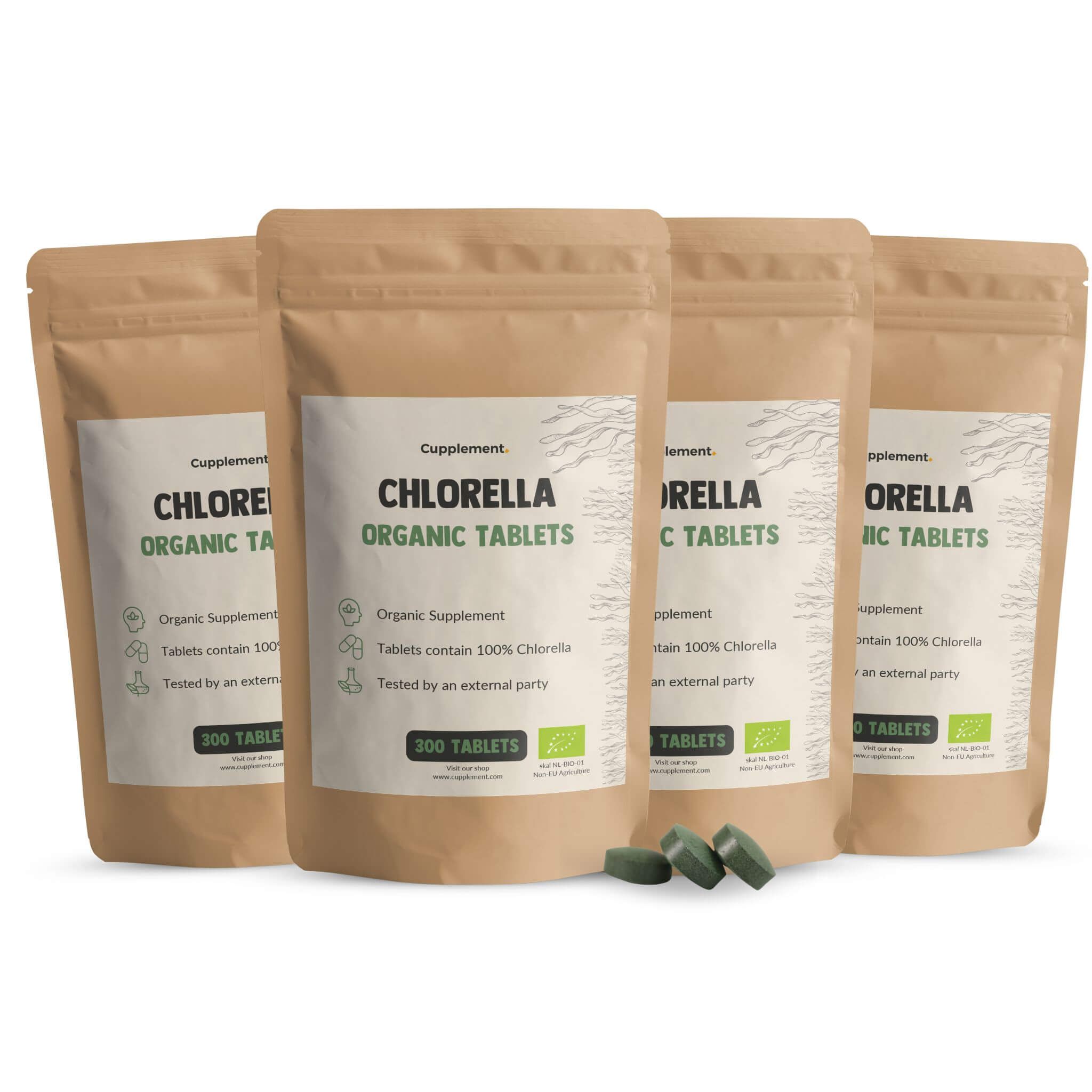 Vier Beutel mit Chlorella-Tabletten. Aufschrift: Chlorella Organic Tablets, 300 Tabletten.
