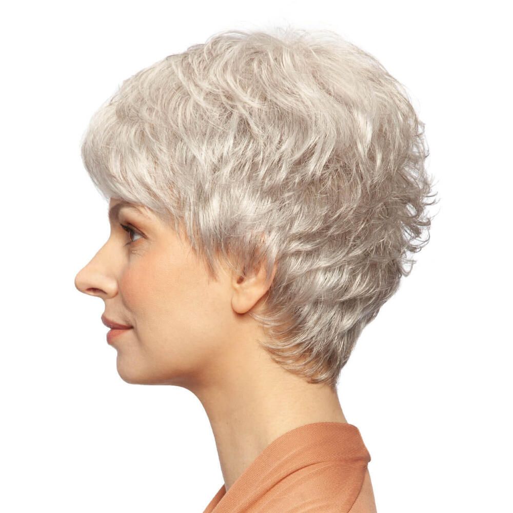 Graue Kurzhaarperücke. Seitenansicht einer Frau mit Perücke. Kurzer, gestufter Schnitt.