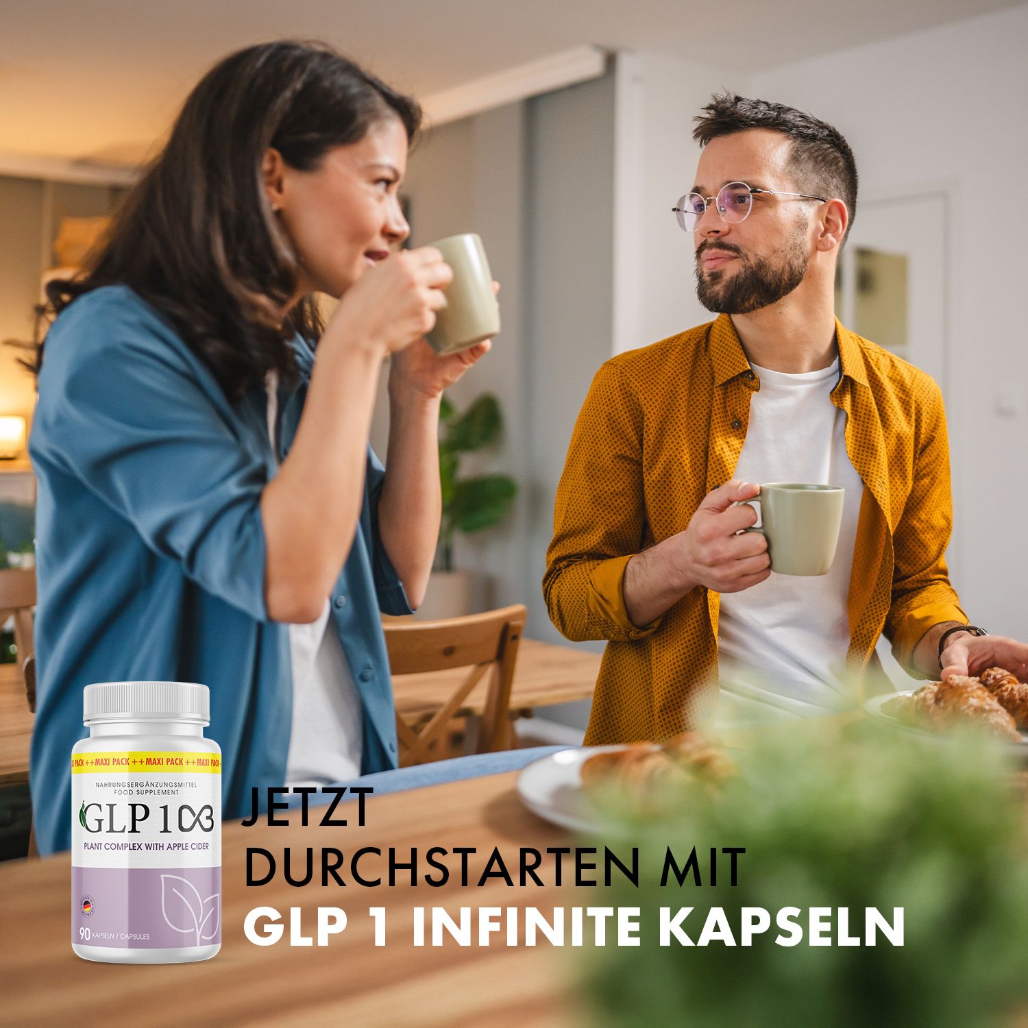 Paar trinkt Getränke. Daneben Pillenfläschchen mit lila Etikett. Aufschrift: GLP 1C3, 90 Kapseln. Mit Apfelessig. Text: GLP 1 Infinite Kapseln.