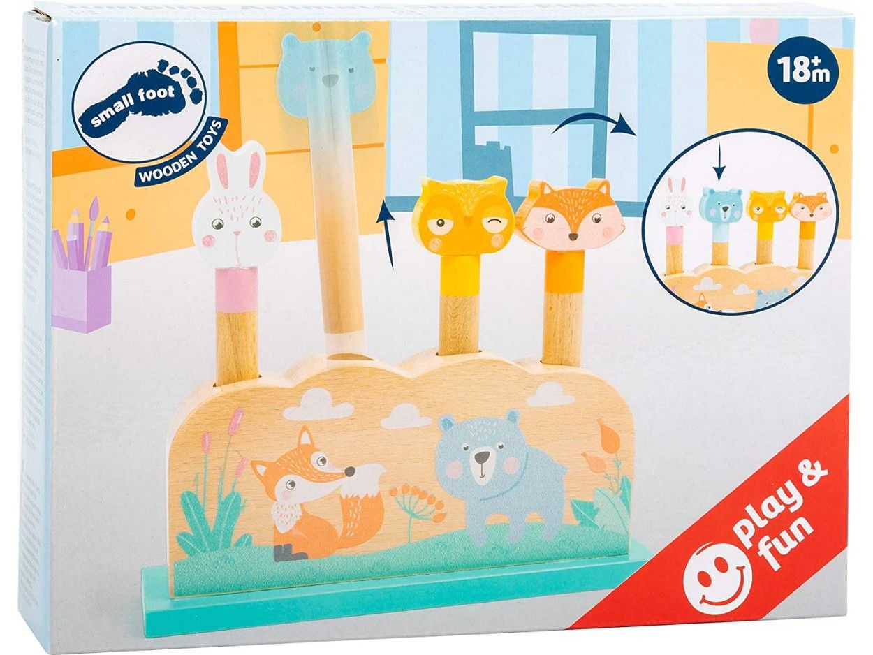 Verpackung von Holzspielzeug mit Tierfiguren. Hase, Bär, Eule und Fuchs. Altersempfehlung 18m+. Play & Fun.