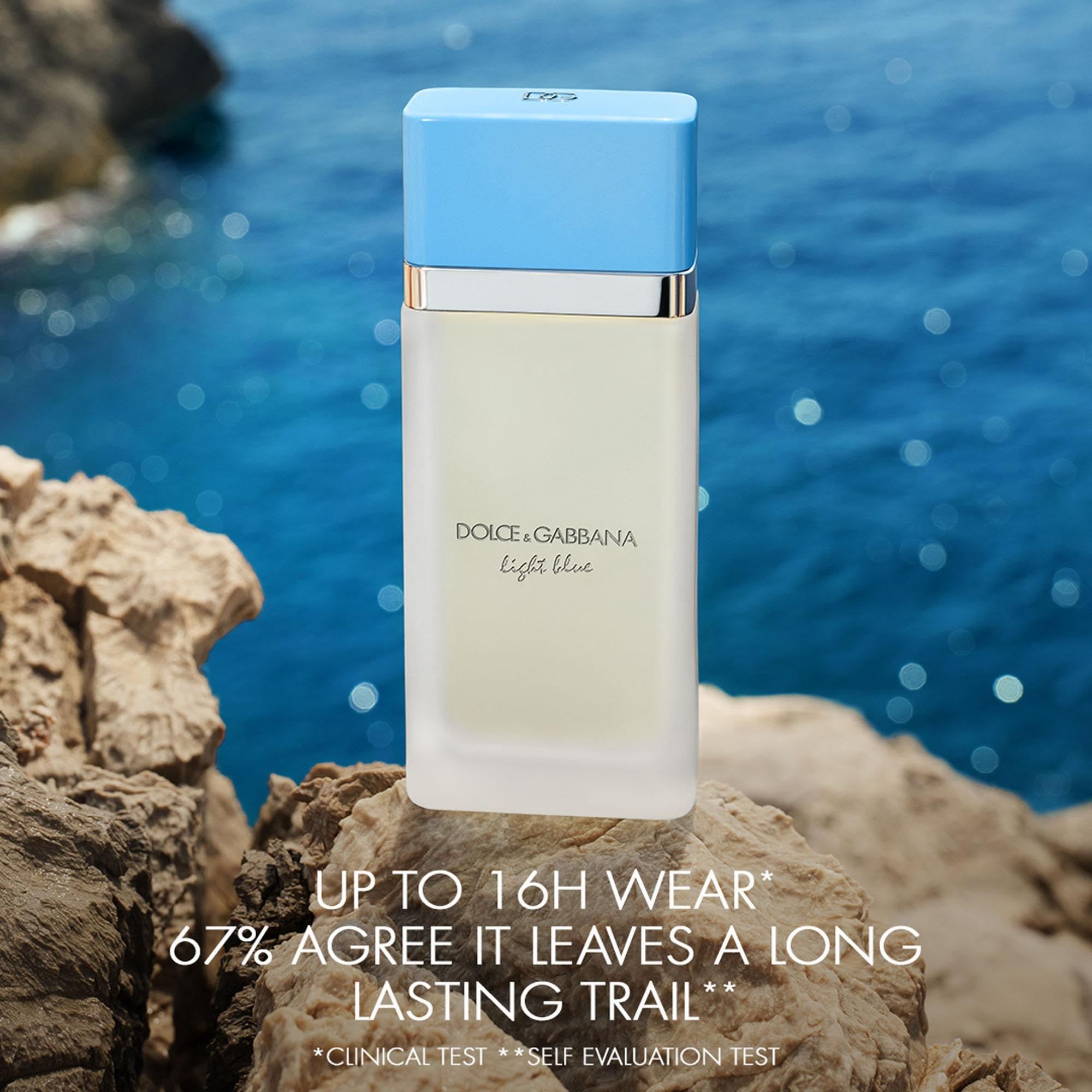 Flakon auf Felsen. Aufschrift: Dolce & Gabbana Light Blue. Text: Bis zu 16 Stunden Haltbarkeit.