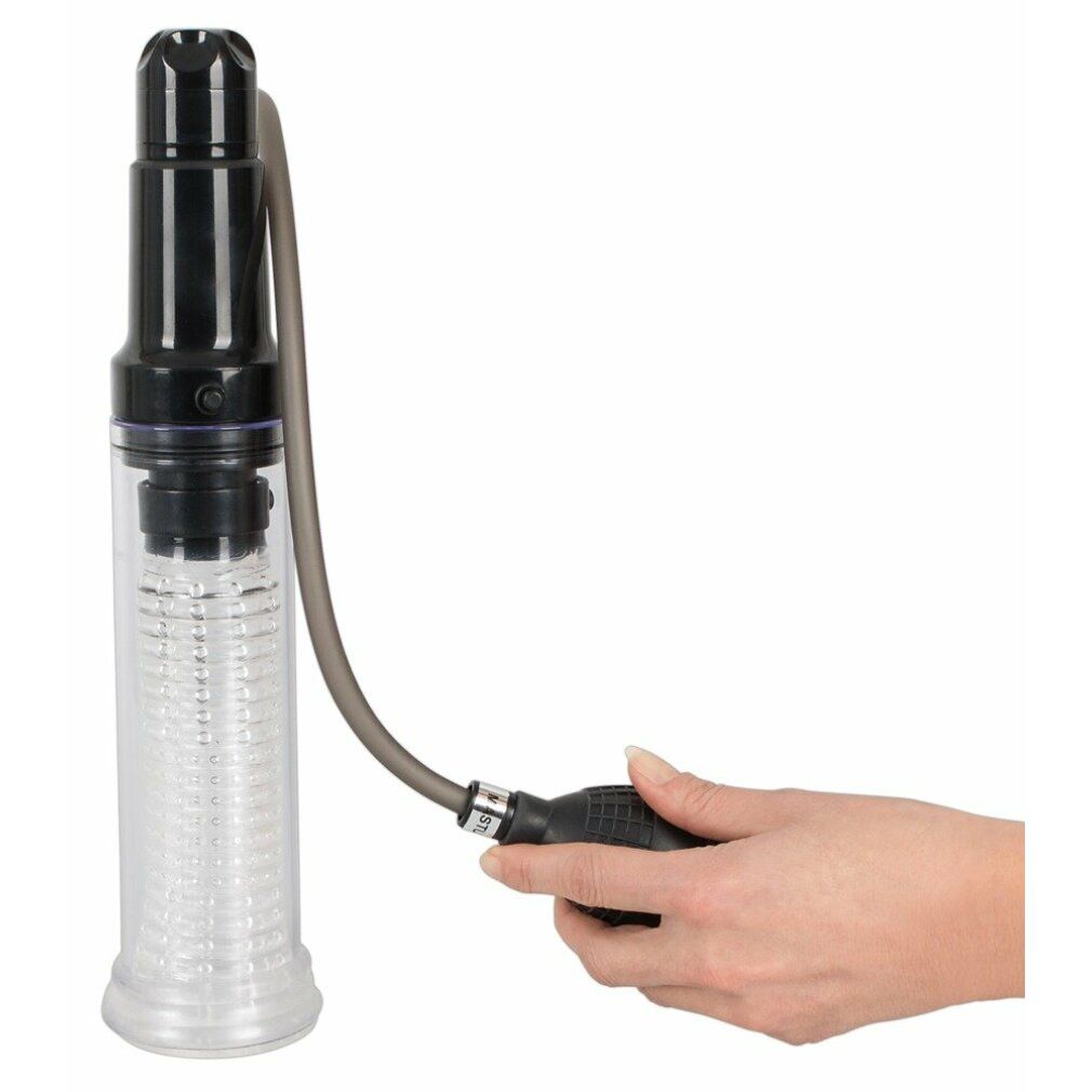 Pumpe mit transparentem Zylinder, schwarzem Kopf und Pumpe. Hand betätigt die Pumpe.