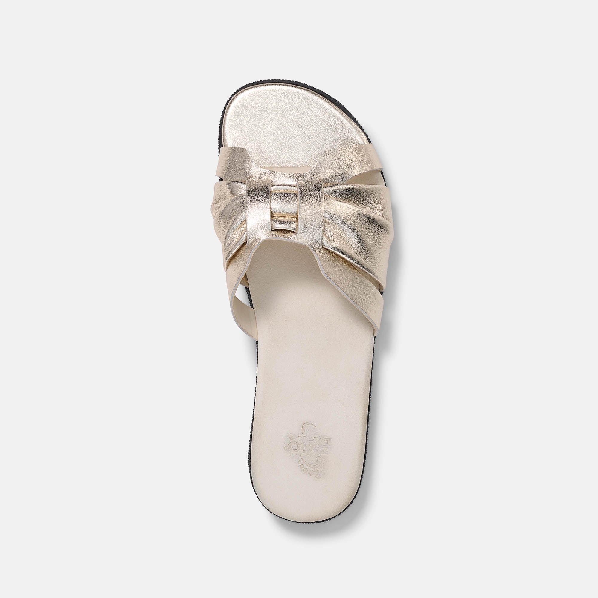 Goldene Damen-Pantolette mit gekreuzten Riemen, Seitenansicht.