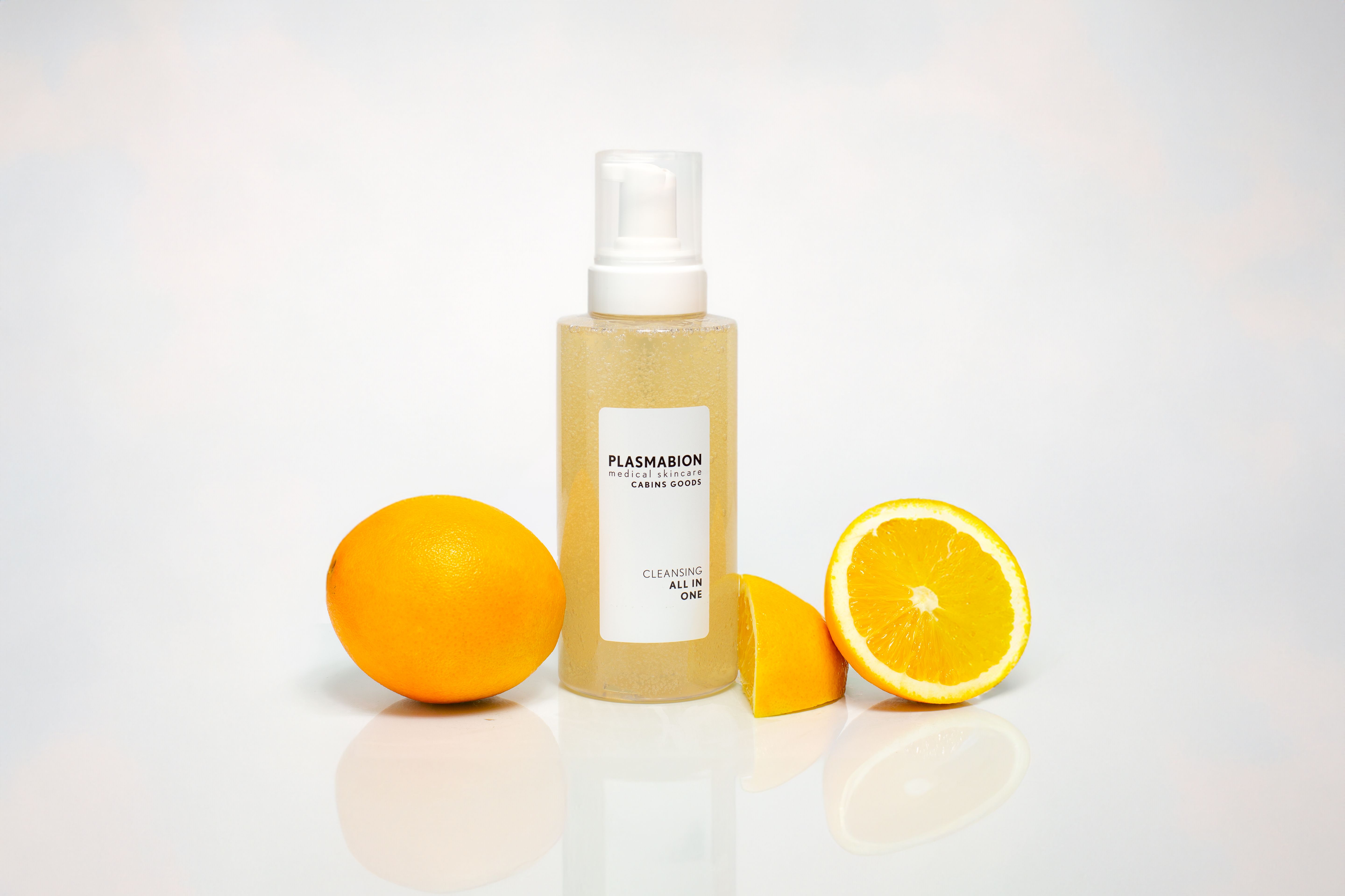 Flakon mit Pumpe und Orangen. Aufschrift: PLASMABION, CLEANSING ALL IN ONE.