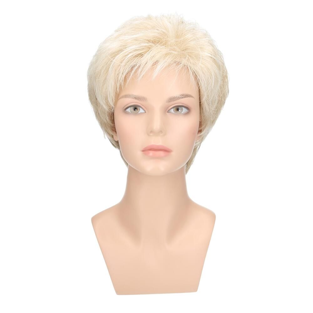 Blonde Perücke auf einem Schaufensterkopf. Kurzer, gestufter Schnitt. Frontalansicht.