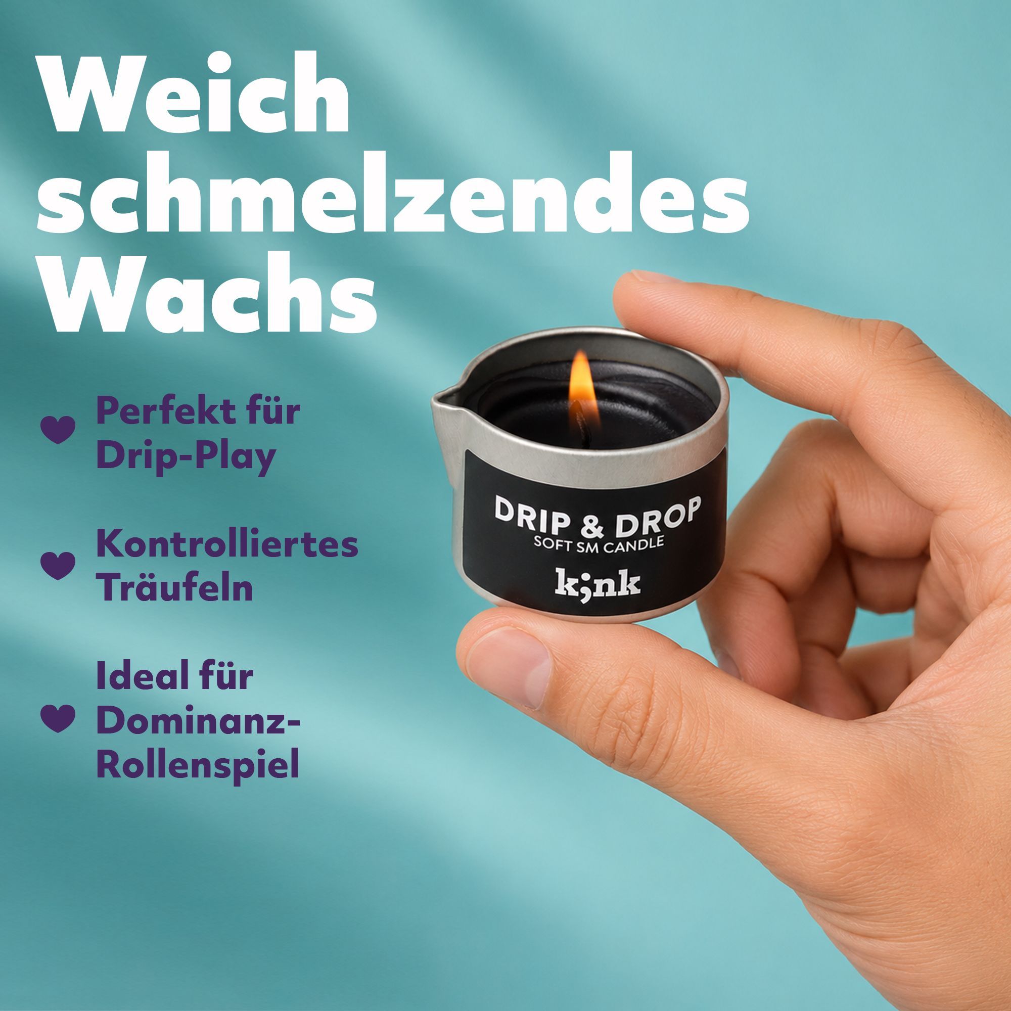 Hand hält eine brennende schwarze Kerze in einer Dose.