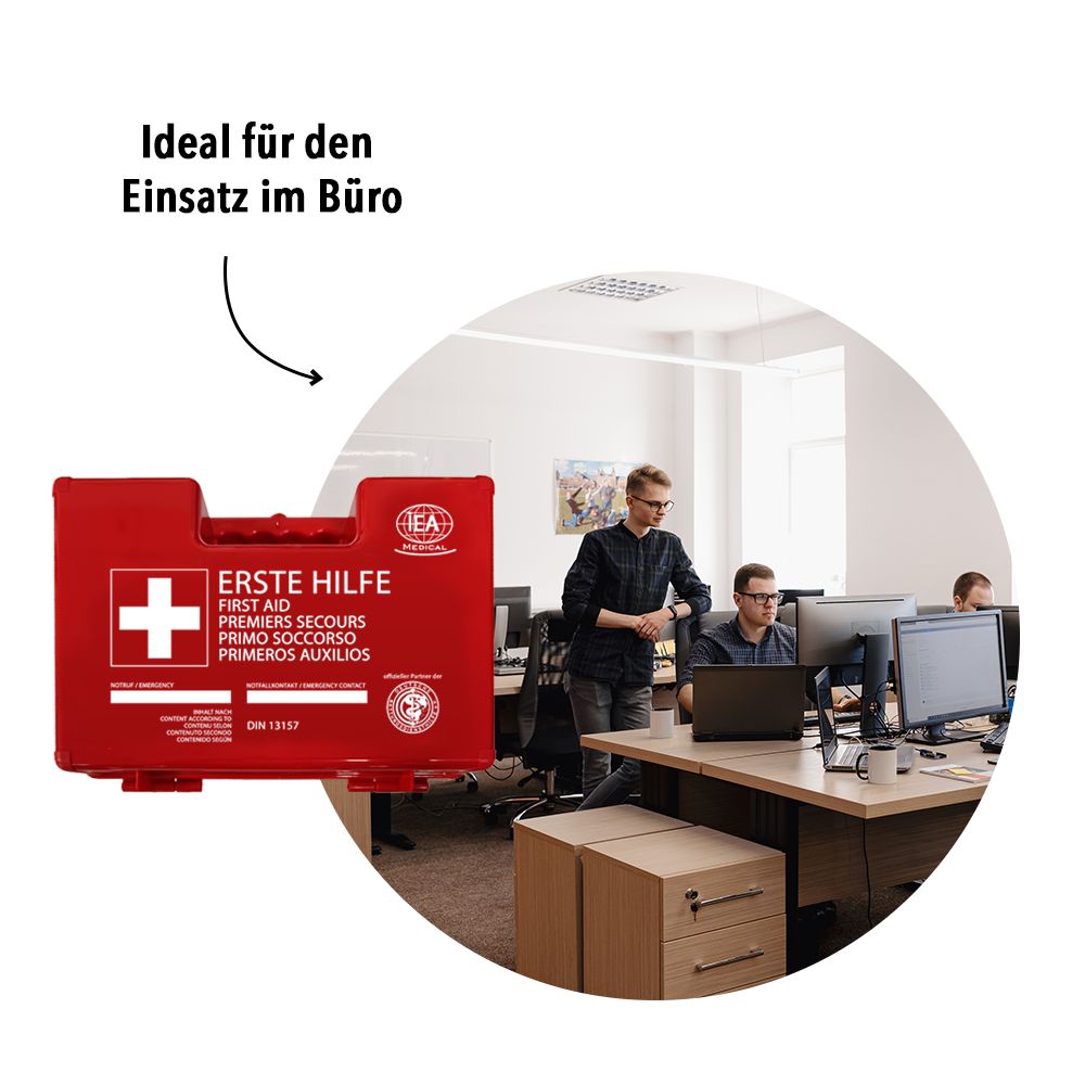 Roter Erste-Hilfe-Kasten im Büro. Personen im Hintergrund.