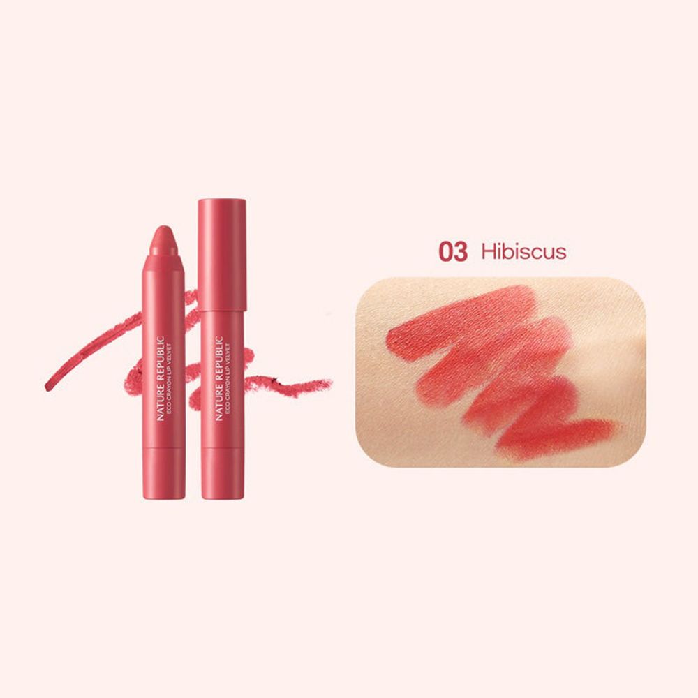 Zwei Lippenstift-Stifte, rosa. Aufschrift: NATURE REPUBLIC ECO CRAYON LIP VELVET. Farbmuster, 03 Hibiskus.