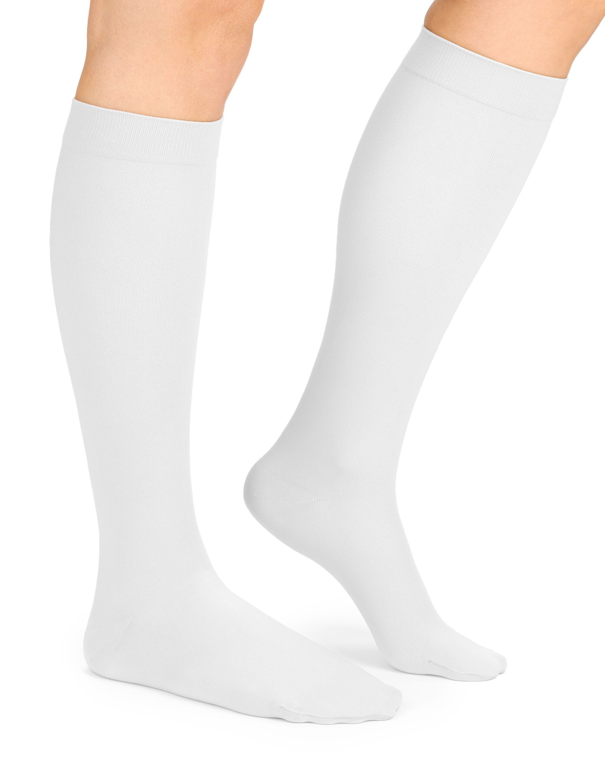 Weiße Kompressionsstrümpfe am Bein. Kniestrümpfe, glatt, ohne Muster. Blick von der Seite.