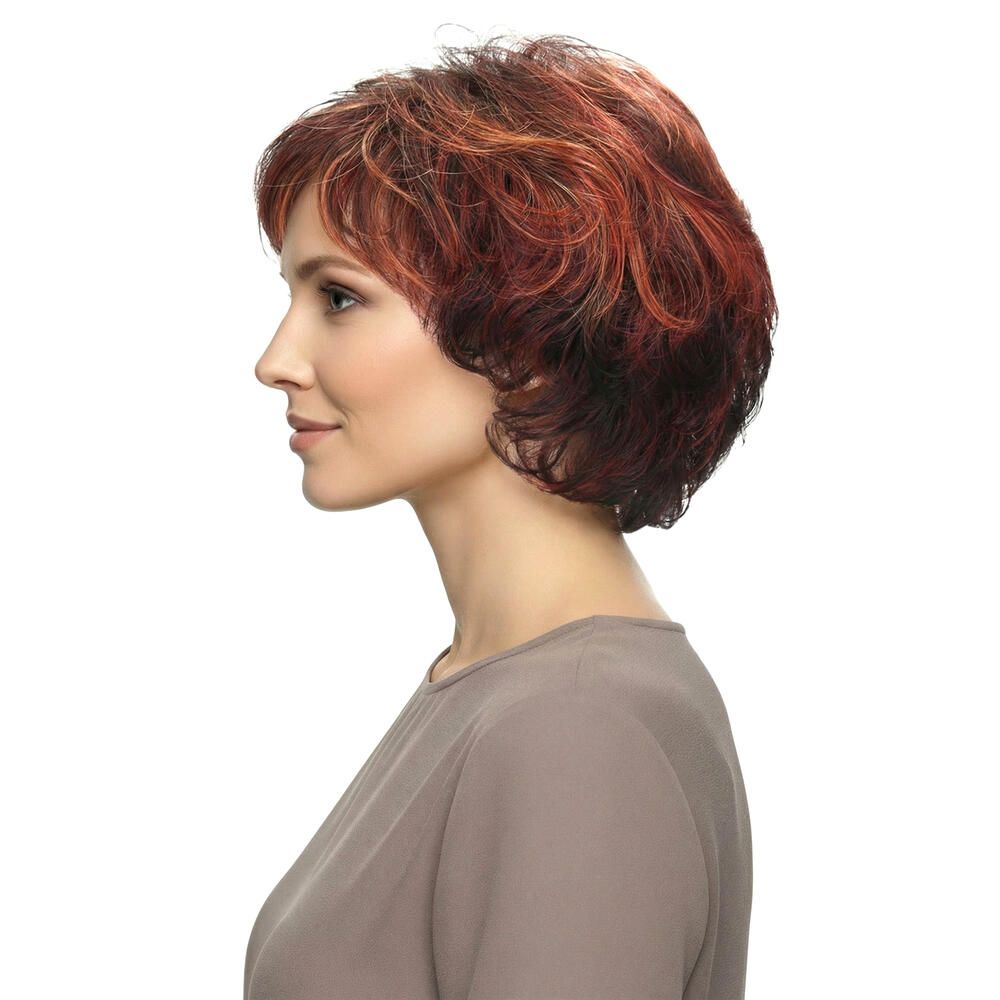 Kurzhaarperücke mit braun-roten Farbtönen. Seitenansicht. Die Perücke hat einen Pony und ist auf einer Person getragen.