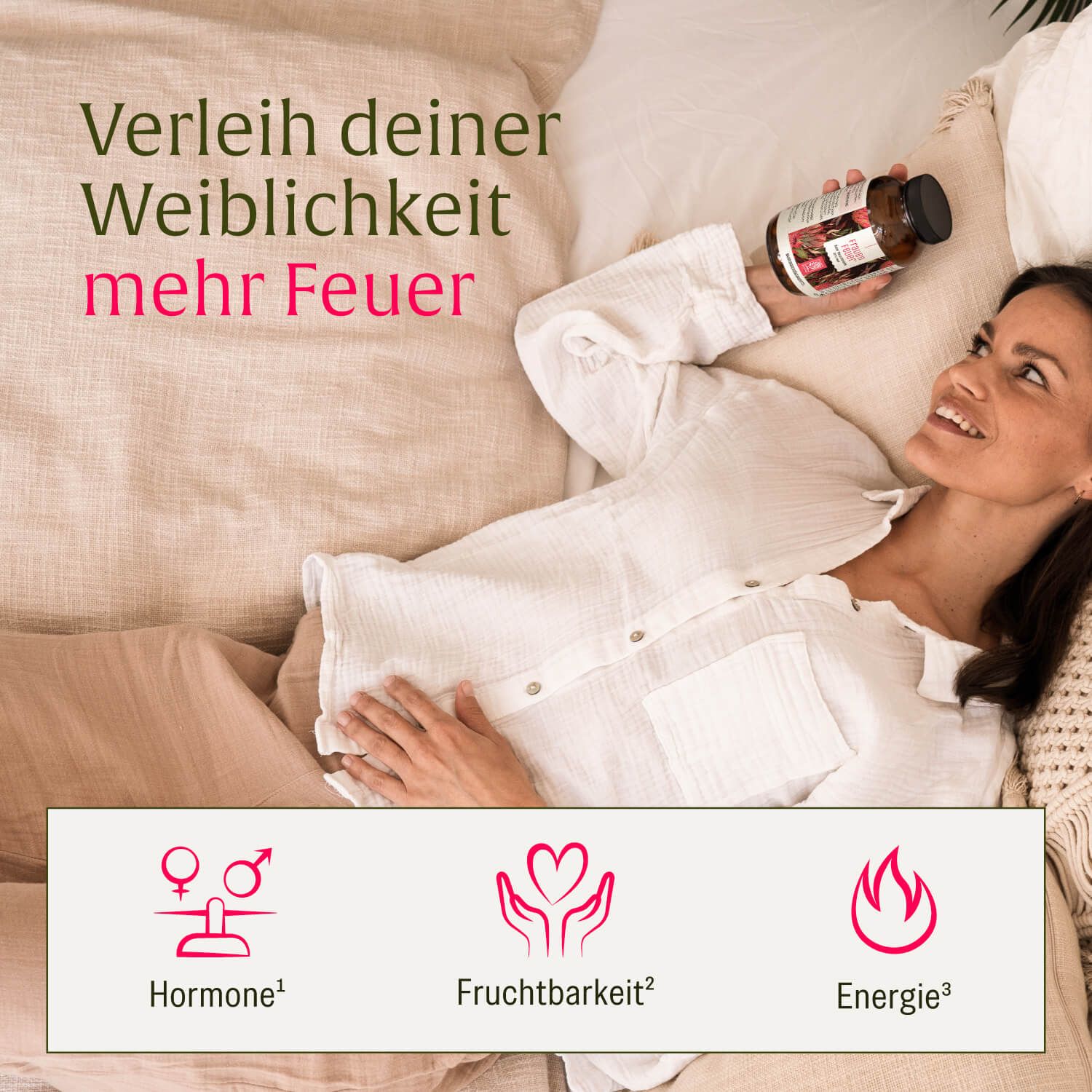 Frau mit Flasche des Roter Maca-Komplex Nahrungsergänzungsmittels im Bett.