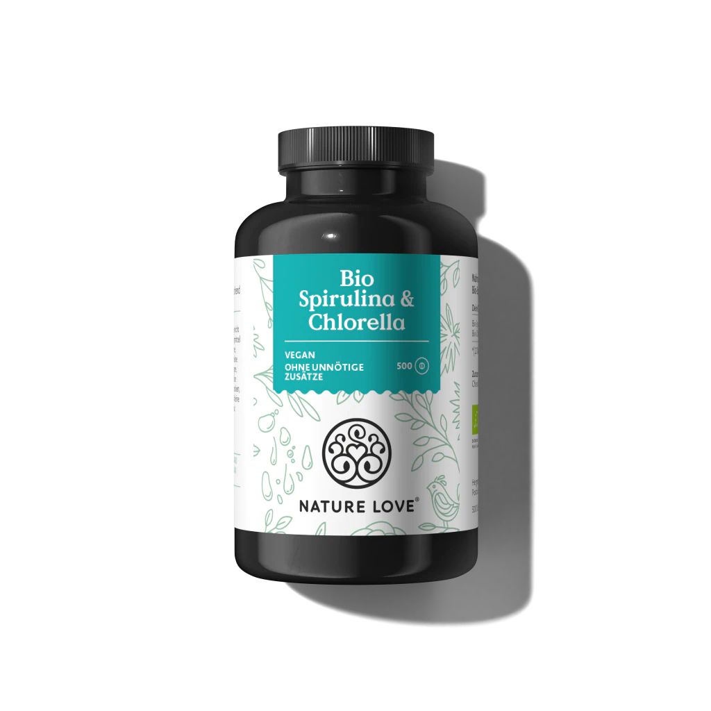 Schwarze Flasche mit grünem Etikett. Aufschrift: Bio Spirulina & Chlorella, Vegan, ohne Zusätze. Marke: NATURE LOVE.