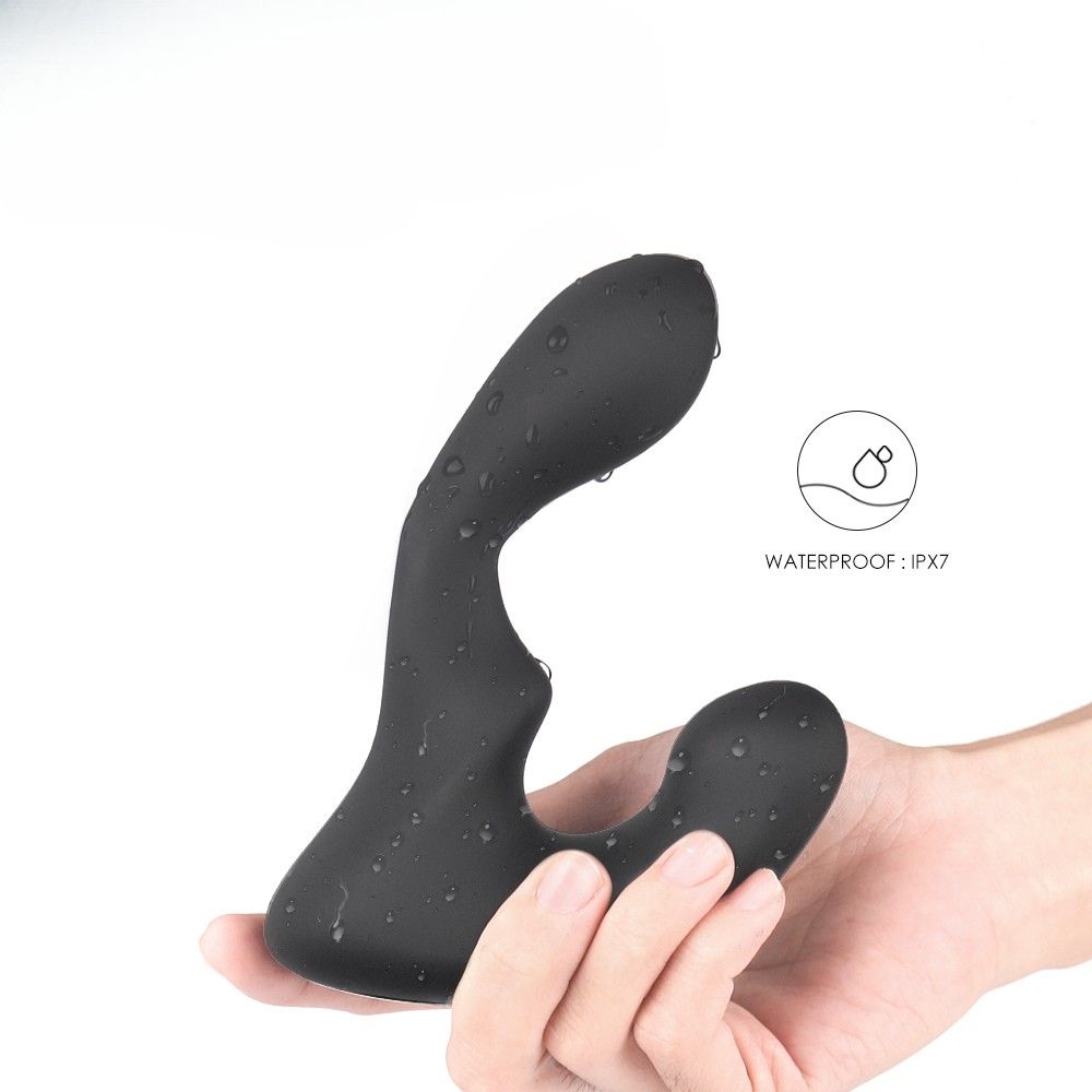 Schwarzer Vibrator in einer Hand. Wasserdichtigkeit IPX7 ist angegeben.